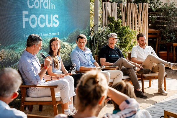 프랑스 니스에서 열린 제3차 유엔해양총회(UNOC)의 오션하우스에서 열린 삼성전자의 '코랄 인 포커스' 다큐멘터리 시사회에서 프로젝트에 참가했던 담당자들이 갤럭시 카메라 기술을 활용한 산호초 복원과 다큐멘터리 제작 과정을 소개하고 있다. [사진=삼성전자]
