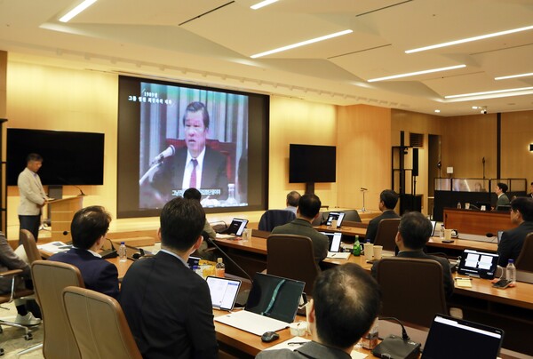 2025 SK 경영전략회의에 참여한 SK 경영진이 최종현 선대회장의 육성을 들으며 SKMS 철학과 정신을 되새기고 있다. [사진=SK그룹)