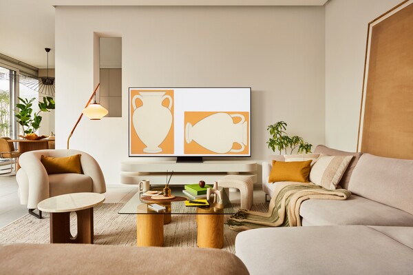 삼성전자 2025년형 Neo QLED(모델명 QNF70) TV 화면에 현대미술가 조 베어(Jo Bear)의 작품 '무제(Untitled)' 가 담겨 있다. [사진=삼성전자]  