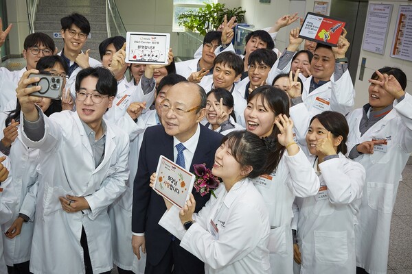 김승연 한화 회장이 한화토탈에너지스 연구소에서 연구원들과 셀카를 찍었다.[ 사진=한화]