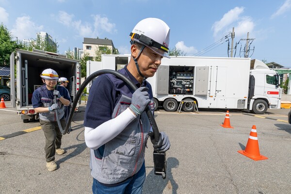 KT 직원들이 서울시에 위치한 구로 국사에서 종합안점점검과 연계해 긴급복구 훈련을 진행하고 있다. [사진=KT]