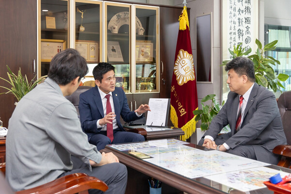 용산구의회 김성철 의장(가운데)과 HDC현대산업개발 강경민 도시정비사업담당 상무(오른쪽)가 용산지역 발전을 위한 면담을 진행하고 있다. [사진=HDC현대산업개발]