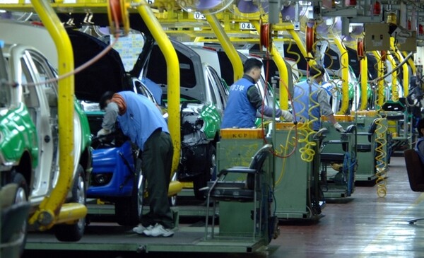 현대차 울산공장에서 작업자들이 자동차를 조립하고 있다. [사진=현대차]