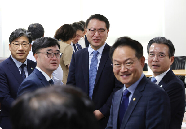 김용범(오른쪽) 대통령실 정책실장과 허영(오른쪽 두 번째) 더불어민주당 원내정책수석부대표 등이 18일 서울 여의도 국회 의원회관에서 대통령실과 정부·여당 등이 함께하는 추경안 관련 비공개 회의에 참석해 대화하고 있다. [사진=연합뉴스]