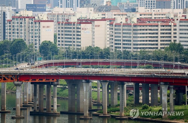서울 성동구 달맞이공원에서 바라본 강남구 압구정동 아파트 모습. [사진=연합뉴스]