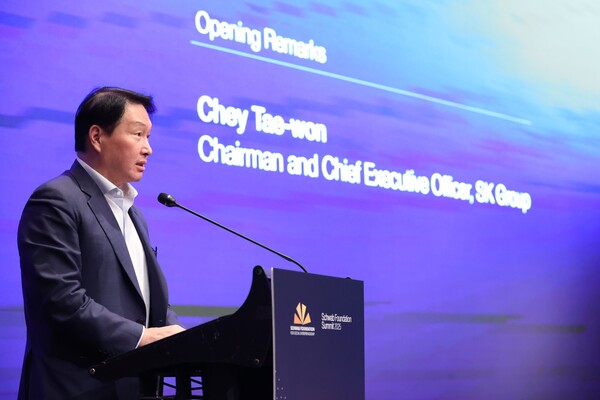 최태원 SK 회장이 19일 세계경제포럼 슈왑재단 총회에서 사회적 가치 거래 아이디어를 제안했다. [사진=SK]