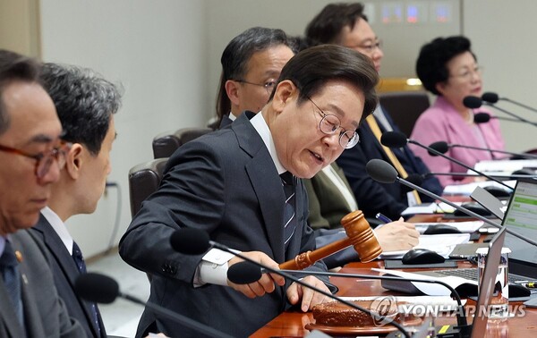 이재명 대통령이 19일 용산 대통령실에서 열린 국무회의에서 개회 선언을 하고 있다. [사진=연합뉴스]