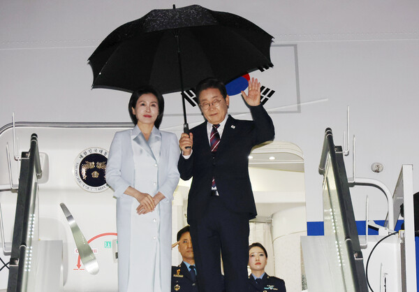 이재명 대통령과 김혜경 여사가 17일(현지시간) 51차 주요 7개국(G7) 정상회의 일정을 마치고 캐나다 캘거리국제공항에서 귀국하며 공군 1호기 올라 인사하고 있다. [사진=연합뉴스]