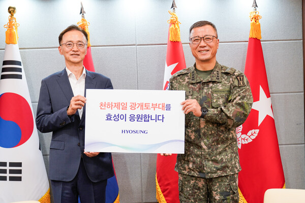 효성은 19일 육군 1군단 광개토부대를 찾아 이정원 효성 커뮤니케이션실장(왼쪽)과 주성운 육군 1군단장(오른쪽)이 참석한 가운데 위문금을 전달했다. [사진=효성]