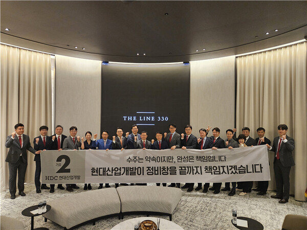 삼성물산 리조트 부문(조경), smdp(건축디자인), LPA(경관조명) 파트너십 관계자와 현대산업개발 대표이사가 HDC현대산업개발 용산정비창 전면1구역 홍보관에서 기념촬영을 하고 있다. [사진=HDC현대산업개발]