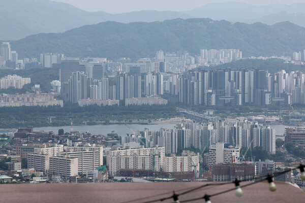 서울 아파트 가격이 계속 오르면서 6월 셋째주 매매가격이 주간 기준으로는 6년 9개월 만에 최대 상승폭을 기록했다. 서울 시내 아파트 모습. [사진=연합뉴스]