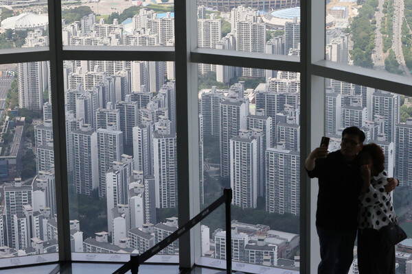 서울부동산정보광장에 따르면 지난 6일까지 신고된 5월 서울 아파트 거래는 5478건으로, 4월 거래(5368건)보다 많았다. 서울 송파구 서울스카이에서 본 일대 아파트.[사진=연합뉴스]