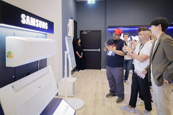 태국 방콕에서 열린 동남아 테크 세미나에서 참석자들이 삼성전자 시스템 에어컨과 무풍 기술이 적용된 에어컨 라인업을 살펴보고 있다. [사진=삼성전자]