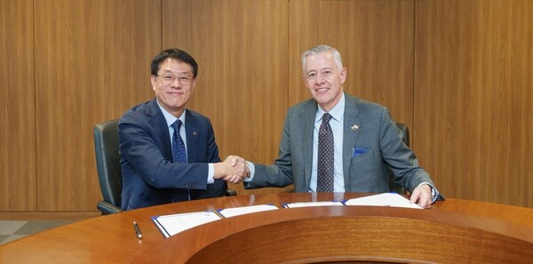 박성균(왼쪽부터) 한화시스템 DE사업단장, 켄 토도로프(Kenn Todorov) 노스롭 그루먼 지휘통제 및 무기 통합 부문 부사장[사진=한화시스템]