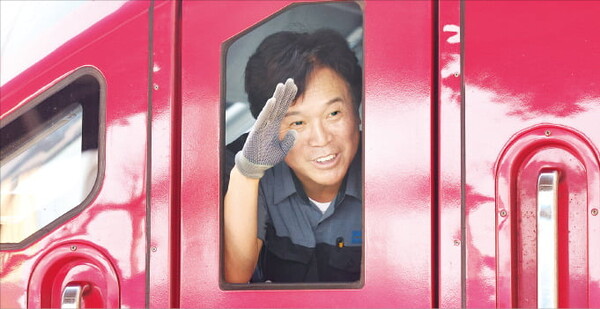 고용노동부 장관 후보에 오른 김영훈 한국철도공사 기관사(57)가 23일 ITX-마음 열차를 운행하기 위해 열차에 올라 배웅 나온 역무원에게 인사하고 있다. /연합뉴스