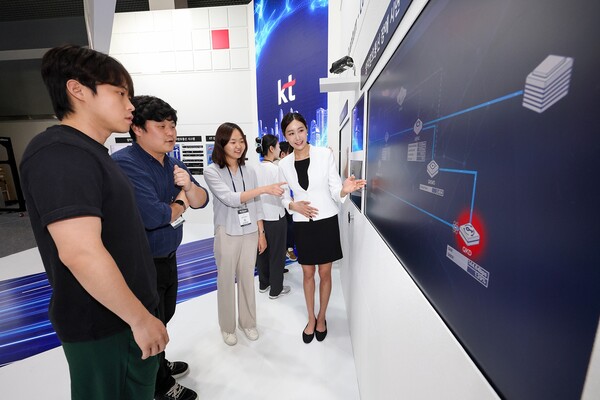퀀텀코리아 2025 KT 전시관에 방문한 관람객들이 양자암호통신 기술을 관람하는 모습. [사진=KT]