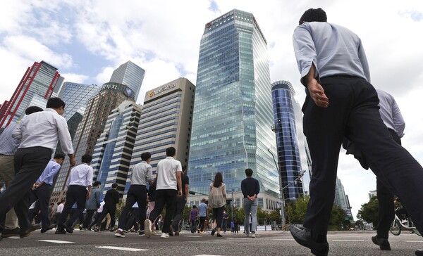 정부가 퇴직연금을 단계적으로 전 사업장에 의무화하는 방안을 검토 중인 것으로 알려졌다. 사진은 여의도 직장인들. [사진=연합뉴스]
