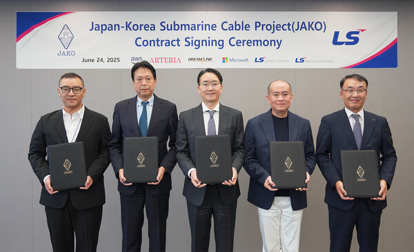 24일 서울 용산구 LS용산타워에서 열린 'JAKO 프로젝트' 서명식에서 (왼쪽부터) 이한욱 AWS APAC 백본 총괄, 다츠야 아베 아르테리아 네트웍스 대표, 한윤재 드림라인 대표, 스탠리 임 마이크로소프트 상무, 주완섭 LS전선 통신·산업솔루션사업본부장(전무)가 기념 촬영을 하고 있다. [사진=LS전선]