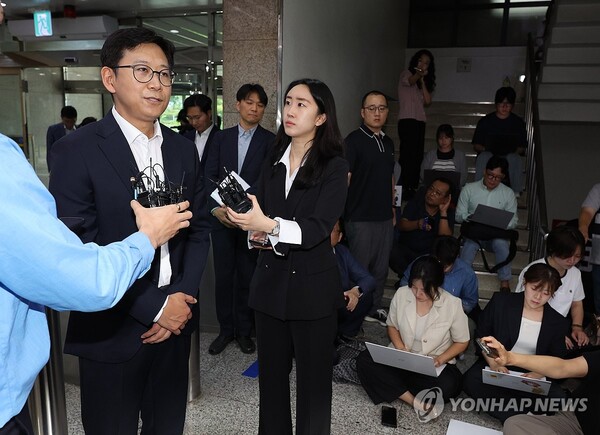 배경훈 과학기술정보통신부 장관 후보자가 24일 서울 종로구 광화문우체국에 마련된 인사청문회 준비 사무실로 출근하며 취재진의 질문에 답하고 있다. [사진=연합뉴스]