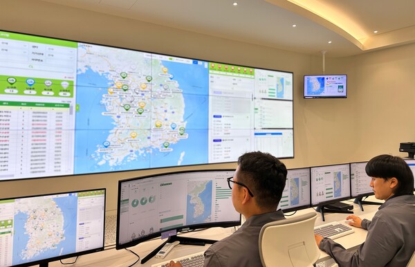  화약 안전관리를 총괄하는 한화 스마트통합관제센터에서 직원들이 안전관리 모니터링을 실시중이다. [사진=한화]