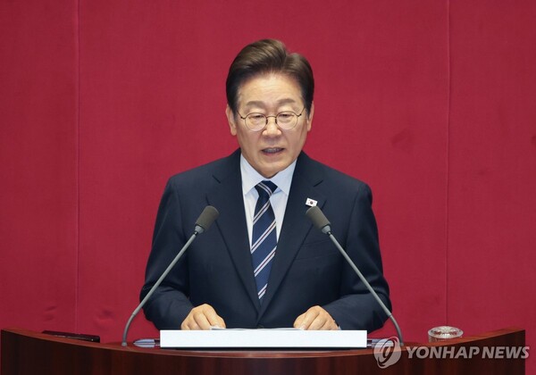 이재명 대통령이 26일 국회 본회의장에서 취임 후 첫 추가경정예산(추경) 시정연설을 하고 있다. [사진=연합뉴스]