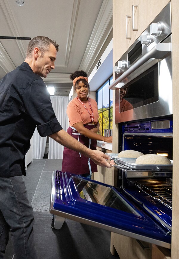 SKS의 수석 셰프 '닉 리치(Nick Ritchie)'가 고메 AI 기능을 탑재한 오븐으로 요리 시연을 진행하고 있다. [사진=LG전자]