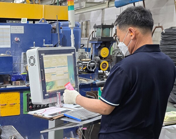 포스코의 스마트공장 구축 지원사업에 참여한 유림산업 공장에서 MES시스템이 적용된 키오스크를 활용해 생산설비를 제어하고 있다. [사진=포스코]