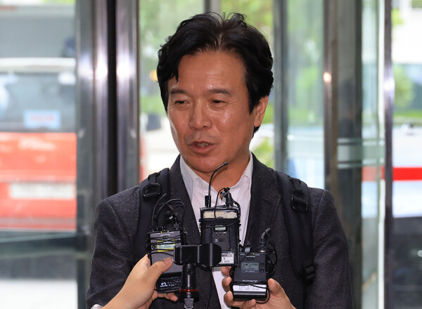 김영훈 고용노동부 장관 후보자가 24일 인사청문회 준비 사무실이 위치한 서울 중구 서울지방고용노동청으로 들어서며 기자의 질문에 답하고 있다. [사진=연합뉴스]