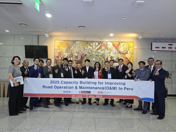 지난 23일 페루 연수생과 한국도로공사 관계자들이 한국국제협력단(KOICA) 연수센터에서 입교식을 마친 후 기념 촬영을 하고 있다. [사진=한국도로공사]