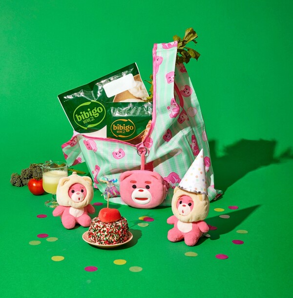 CJ더마켓과 ‘벨리곰’이 협업을 통해 기획한 만두 모자를 쓴 ‘벨리곰’ 인형 키링과 장바구니 키링 세트. [사진=CJ제일제당]