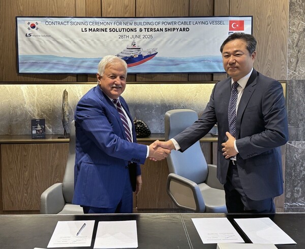 지난 28일 튀르키예 이스탄불에서 열린 선박 건조 서명식에서 김병옥 LS마린솔루션 대표와 누레틴 팍수(Nurettin Paksu) 테르산 조선소(Tersan Shipyard) 대표(오른쪽부터)가 기념 촬영을 하고 있다. [사진=LS마린솔루션]