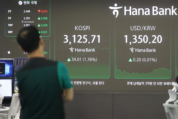 1일 코스피가 3,090선에서 상승 출발했다. 이날 서울 중구 하나은행 본점 딜링룸 현황판에 코스피, 원/달러 환율이 표시돼 있다. [사진=연합뉴스]