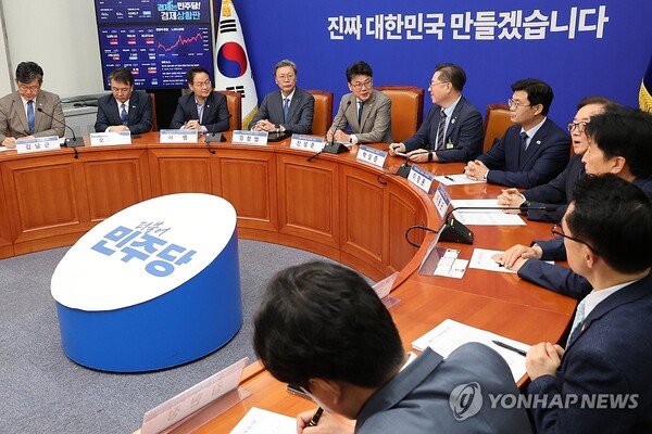 더불어민주당 진성준 정책위의장이 30일 서울 여의도 국회에서 상법 개정안 추진과 관련해 경제계 의견을 수렴하기 위해 경제6단체 부회장단과 간담회를 하고 있다. 이날 간담회에는 박일준 대한상공회의소 상근부회장, 김창범 한국경제인협회 상근부회장, 이동근 한국경영자총협회 상근부회장, 장석민 한국무역협회 전무, 오기웅 중소기업중앙회 상근부회장, 이호준 한국중견기업연합회 상근부회장, 정우영 한국상장사협회 부회장 등이 참석했다. [사진=연합뉴스]