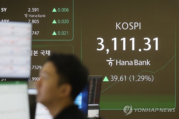 하반기 첫 거래일인 1일 코스피가 3090선에서 상승 출발했다.[사진=연합뉴스]