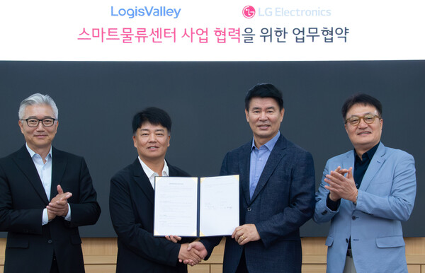 경기도 평택시 LG디지털파크에서 (왼쪽부터) 김필립 로지스밸리 대표이사, 임영빈 로지스밸리 그룹 회장, 정대화 LG전자 생산기술원장, 백기문 LG전자 ID사업부장이 '스마트물류센터 사업 협력을 위한 업무협약'을 체결하고 기념사진을 찍고 있다. [사진=LG전자]