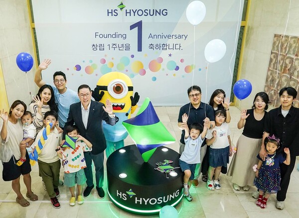 HS효성이 창립 1주년을 맞아 지난 28일 마포 본사에서 개최한 임직원 가족 초청 ‘HS효성 패밀리데이’에서 조현상 회장 등 참가자들이 기념촬영을 하고 있다. [사진=HS효성]
