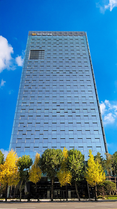 KB국민은행은 ▲포용금융 추진 ▲시니어 특화 서비스 ▲고객 Biz별 맞춤형 상품·서비스 제공 ▲내부통제 체계 고도화를 더욱 강화하기 위한 목적으로 조직을 개편했다고 2일 밝혔다. [사진=KB국민은행]