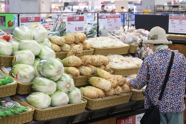 통계청 소비자물가동향·국가통계포털(KOSIS)에 따르면 올해 상반기 소비자 물가는 1년 전 같은 기간보다 2.1% 오른 것으로 집계됐다. 서울 시내 대형마트에서 시민들이 채소를 고르고 있다. [사진=연합뉴스]