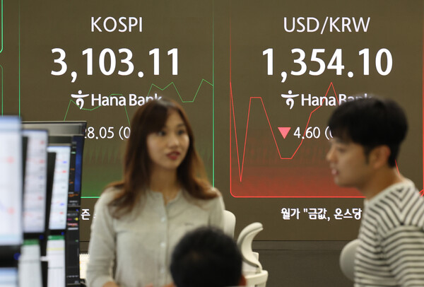 한국거래소에 따르면 3일 오전 9시 40분께 코스피 지수는 전장보다 20.27포인트(+0.66%) 상승한 3095.33을 기록했다. 서울 중구 하나은행 딜링룸에서 딜러들이 대화하고 있다. [사진=연합뉴스] 