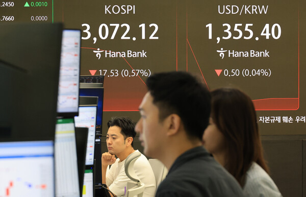 2일 서울 중구 하나은행 본점에서 직원들이 증시와 환율을 모니터하고 있다. [사진=연합뉴스]
