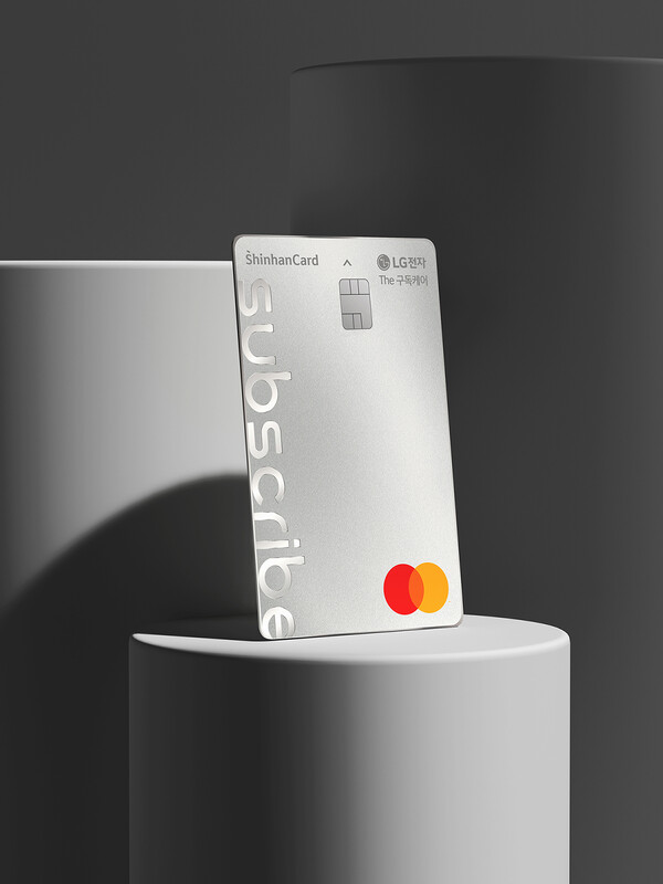 신한카드는 LG전자와 함께 구독 서비스를 이용하는 고객들의 부담을 덜어줄 ‘LG전자 The 구독케어 신한카드’를 출시했다고 3일 밝혔다. [사진=신한카드]