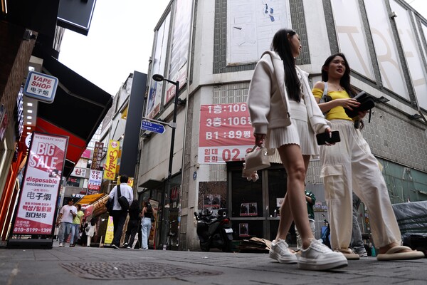 국제금융센터에 따르면 해외 주요 투자은행 8곳이 제시한 한국의 올해 경제성장률 전망치는 5월 말 평균 0.8%에서 6월 말 0.9%로 소폭 상향 조정됐다. 서울 명동 거리. [사진=연합뉴스]