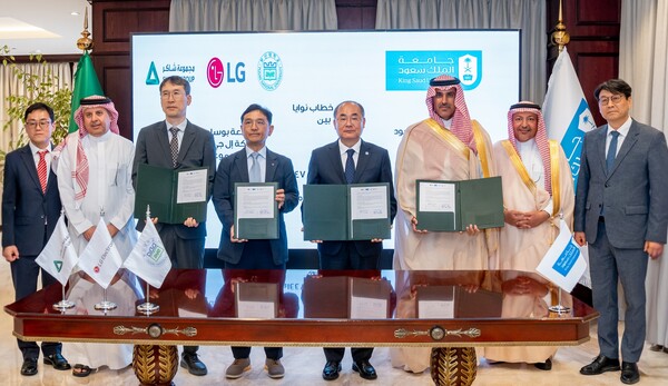 3일(현지시간) 사우디아라비아 리야드에서 (왼쪽 세번째부터) 에디 셰이커 그룹 전 부사장, 진심원 LG전자 ES선행연구담당, 최재원 부산대학교 총장, 야자드 알 아셰이크 킹사우드대학교 부총장이 공동 연구 진행에 합의하고 기념사진을 촬영하고 있다. [사진=LG전자]