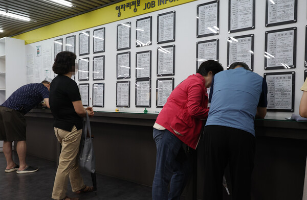 한국은행이 국회 행정안전위원회 양부남 더불어민주당 의원에게 제출한 ‘한국 포함 주요국 연도별 국내총생산(GDP)갭 현황’ 자료에 따르면 경제협력개발기구(OECD)는 지난달 발표한 최신 보고서에서 한국의 올해 잠재성장률을 1.9% 수준으로 전망했다. 서울 시내 한 고용복지플러스센터 구인게시판 모습. [사진=연합뉴스]