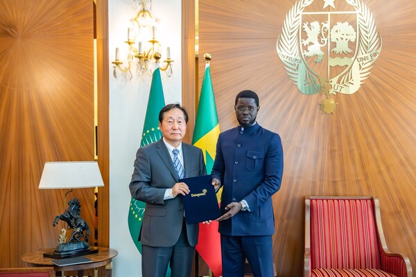 7일(현지시각) 세네갈 다카르의 대통령궁에서 바시루 디오마예 파예 대통령(오른쪽)과 동원산업 총괄임원 이명우 부회장이 기념사진을 촬영하고 있다. [사진=동원그룹]