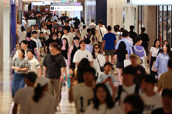 한국개발연구원(KDI)은 ‘7월 경제동향’에서 “최근 한국 경제는 건설업 부진이 이어지고 있는 가운데 대외 여건도 악화하며 경기가 전월과 비슷한 정도의 낮은 수준에 머물러 있다”고 8일 언급했다. 서울 시내 한 쇼핑몰에서 이용객들이 상품을 둘러보고 있다. [사진=연합뉴스]