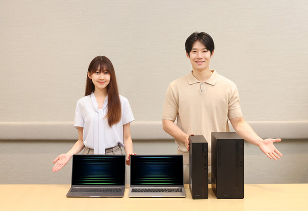 모델들이 삼성스토어 청담에서 '갤럭시 북5'와 2025년형 '삼성 데스크탑' 라인업을 소개하고 있다. [사진=삼성전자]