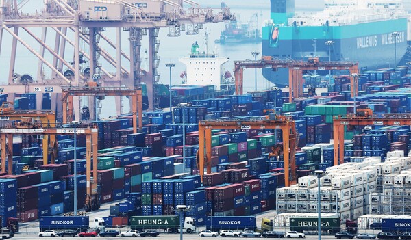 경기도 평택항에 컨테이너가 쌓여 있는 모습. [사진=연합뉴스]