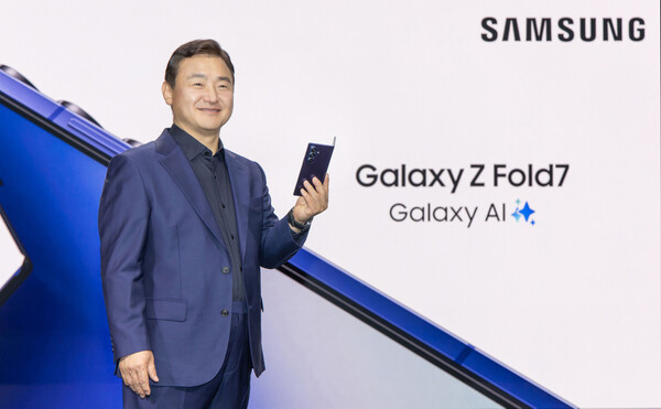 삼성전자 DX부문장 직무대행 노태문 사장이 9일(현지시간) 미국 뉴욕 브루클린 듀갈 그린하우스(Duggal Greenhouse)에서 열린 ‘갤럭시 언팩 2025(Galaxy Unpacked 2025)’ 행사에서 초슬림 대화면 폴더블폰 ‘갤럭시 Z 폴드7’과 ‘갤럭시 Z 플립7’을 공개하는 모습. [사진=삼성전자]