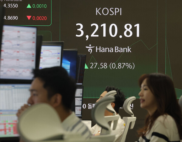 코스피가 장중 3,200을 돌파하며 연고점을 경신한 11일 오전 서울 중구 하나은행 본점 딜링룸에서 딜러들이 업무를 보고 있다. [사진=연합뉴스]